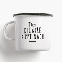 Emaille Tasse „der Klügere kippt nach“, Typealive