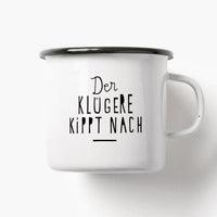 Emaille Tasse „der Klügere kippt nach“, Typealive