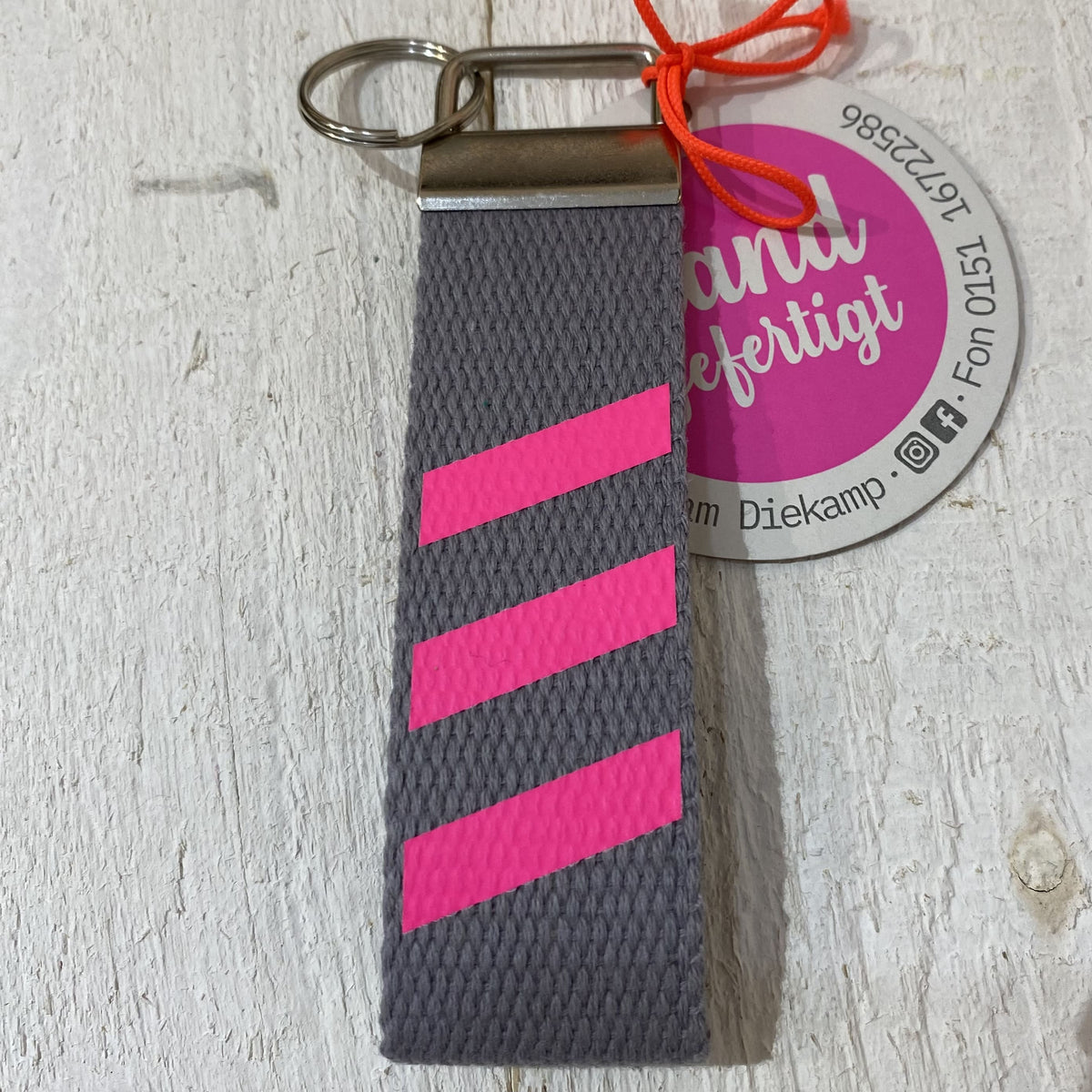 Schlüsselanhänger “Gestreift Kurz” Grau / Neonpink, Kontor